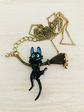 Indlæs billede til gallerivisning Kat på kosten