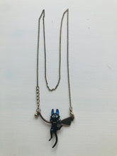 Indlæs billede til gallerivisning Kat på kosten