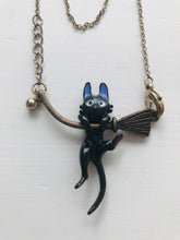 Indlæs billede til gallerivisning Kat på kosten