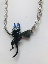 Indlæs billede til gallerivisning Kat på kosten